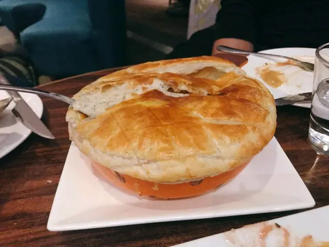 開頭我地誤會左呢道菜係pizza,因為佢餐牌備註左需時20分鐘。不過唔緊要味道都一樣有驚喜,首先佢口感似係濃湯質感,用湯匙不起酥皮同配料一齊食,係好味,因為道菜赢在用料新鲜。其實係外國好多家庭都中意咁樣煮一道菜,感覺似我地香港既雜茶煲咁