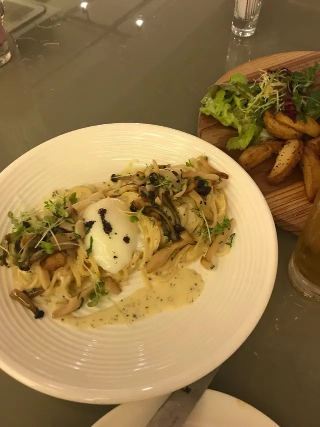 黑松露意粉伴靈芝菇及溫泉蛋