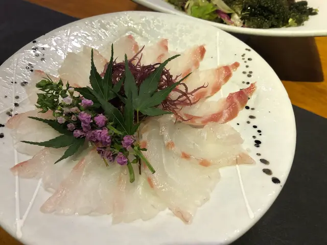 顧名思義,這種鯛魚是吃蜜柑長大, 魚肉晶瑩剔透, 入口豐腴,不僅沒有魚腥味,還帶淡淡果香,值得一試!😋