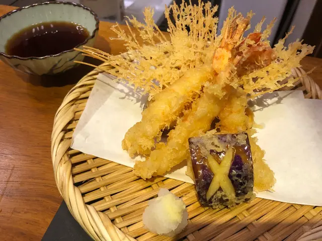 一客有三隻大蝦和其他蔬菜， 份量毫不吝嗇！ 食材炸過後外皮變得香脆， 裏面則保持着軟腍多汁，不錯吃！ 
