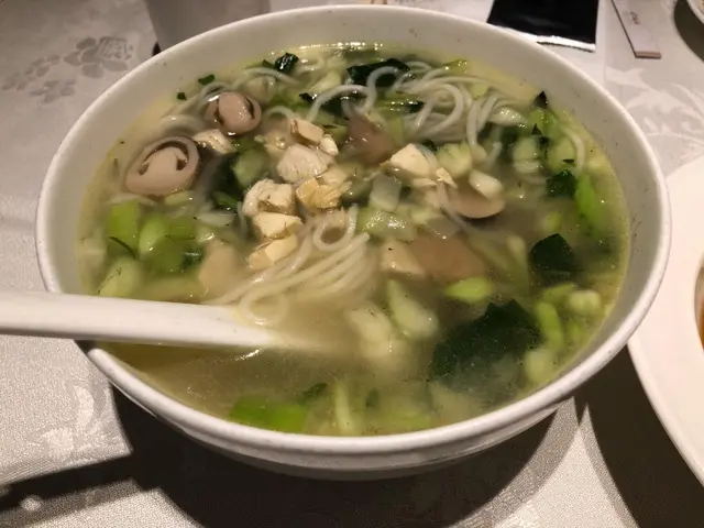 居然有草菇，味道及質感有多一個層次，但是湯不夠鮮甜