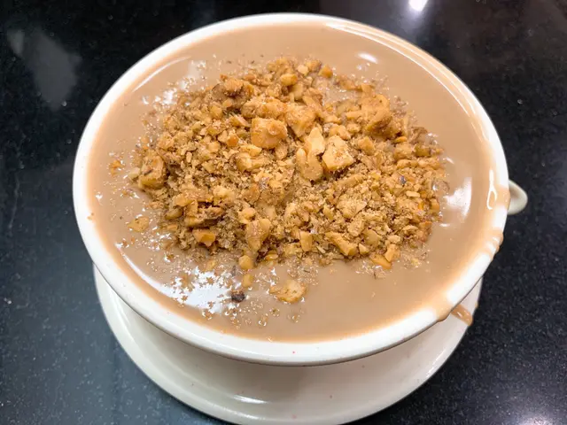 中式甜品我向來最愛就係合桃糊，
呢碗沙沙合桃糊香濃得黎仲好幼滑，
甜度剛好，重點係有極多香脆合桃碎，
絶對真材實料，實在令我一試驚喜！
係我暫時食過最好食嘅合桃糊！
大大碗足料又抵食，難怪成為招牌甜品！
