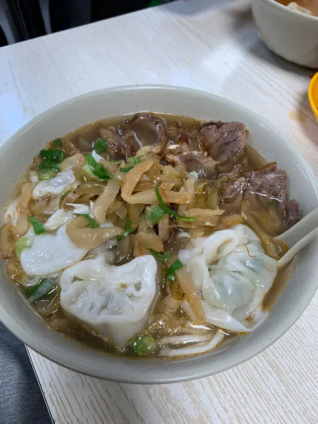 上海雲吞拼五香牛肉麵