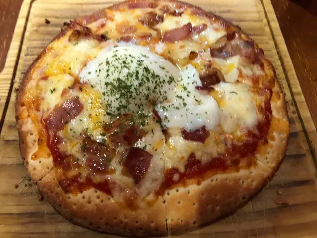 慢煮煙肉溫泉蛋pizza