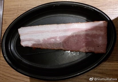 燒煙肉凱撒沙律(Caesar Salad with Bacon)—未燒熟的生煙肉。