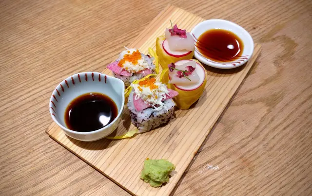 三文魚蟹肉沙律壽司卷 帆立貝玉子壽司卷