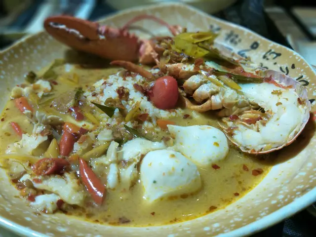 龍蝦半隻、花膠、蟹籽丸