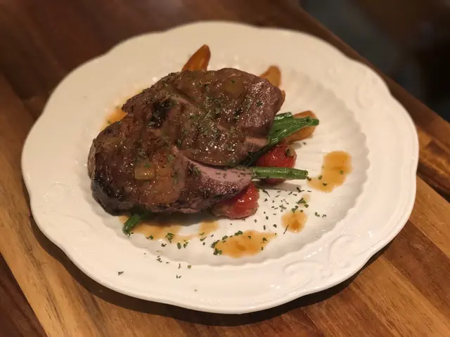 慢煮極黑毛豬扒配肉桂蘋果汁