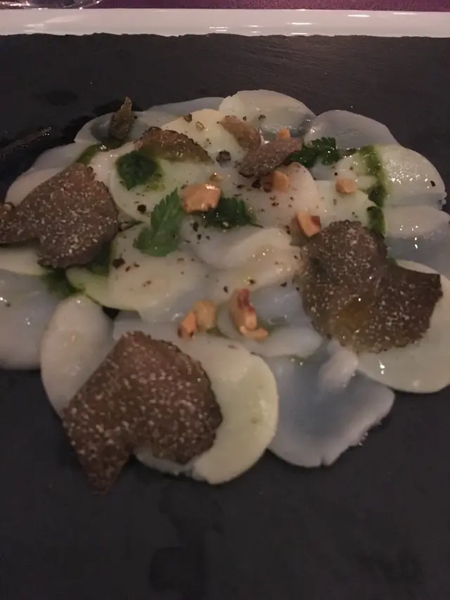 加拿大帶子薄切配黑松露及榛子香草醬