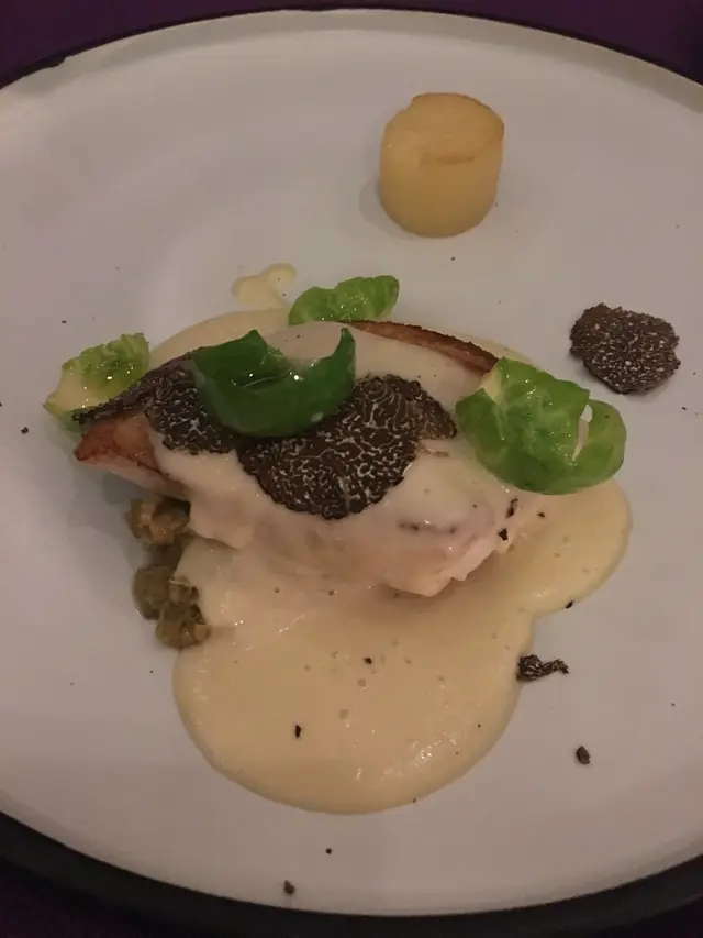   香烤多寶魚配黑松露, 牛肉醬薯仔及油漬大蒜