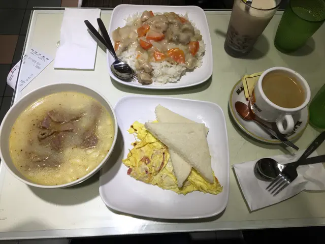 鮮牛肉通粉配火腿奄列、方包、熱黑咖啡