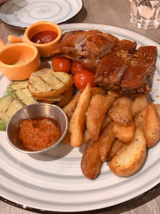 葡式香烤脆皮乳豬配薯菜