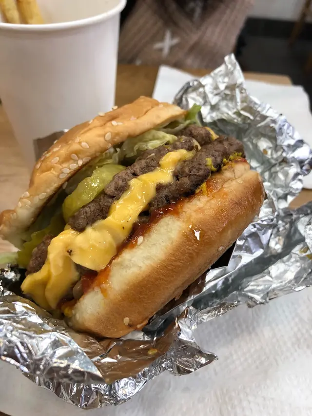 漢堡包係  FIVE  GUYS  必食產品！我會推介最貴的煙肉芝士漢堡，因為它集合了不同漢堡包的配料。論賣相，相當吸引；論味道，可以說是無可挑剔！雙層漢堡扒不同一般快餐店，它是即裝漢堡扒，肉味非常特出！芝士味道更能融入其中～煙肉味道特出，是另一種味道層次～再配搭沙侓醬、茄醬、酸瓜、生菜及洋蔥，味覺層次豐富，不是一般美式快餐店漢堡可比擬。至於麵包，質感較軟身，給人的印像比較像配角般。