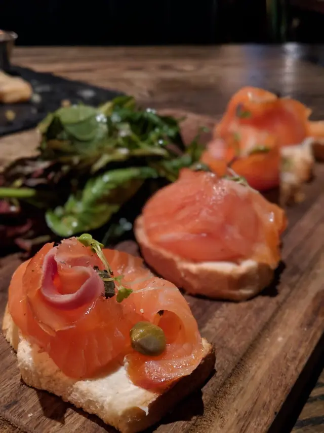 煙三文魚及羊奶芝士配酵母包