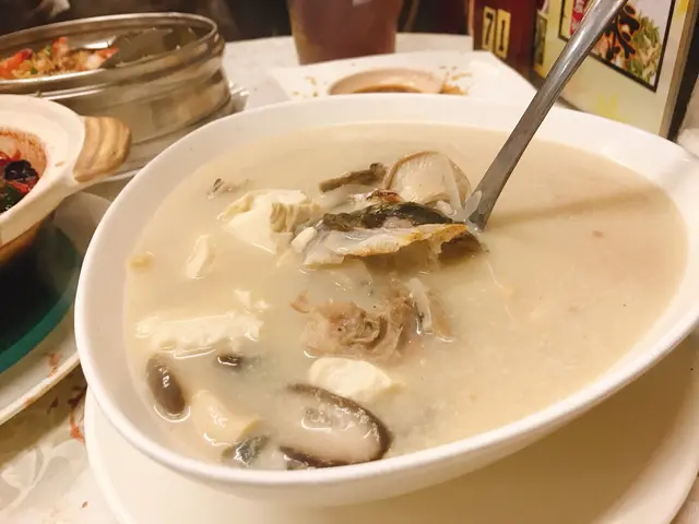 香茜皮蛋魚雲湯