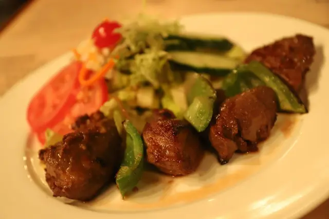 俄式串燒羊 • 雜菜沙律