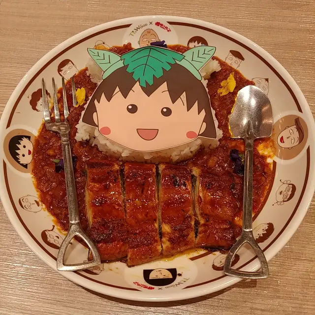 整碟菜式由伸手只見四指的四塊鰻魚,再用數塊花瓣裝飾襯托,然後環邊蕃茄肉藻,剛好是個陳圓圓,另加小丸子形狀的飯團所組成(內裡的意思是否告訴你小丸子實情是舊飯?),就連兩邊髮尾形狀都能清晰看見,賣相的確十分討喜。我含羞嗒嗒地地問過經理,究竟飯上的小丸子是否可以吃,他答我是可以的,因為本身用糖膠造成的,但最終我還是沒有吃到小丸子,為甚麼?因為我怕衰十一被人斷正(如果靜雞雞地吃就話者),所以,小丸子還是被我晾在一邊,就讓她靜靜地望住我吧,反正我也慣了被人暗戀...