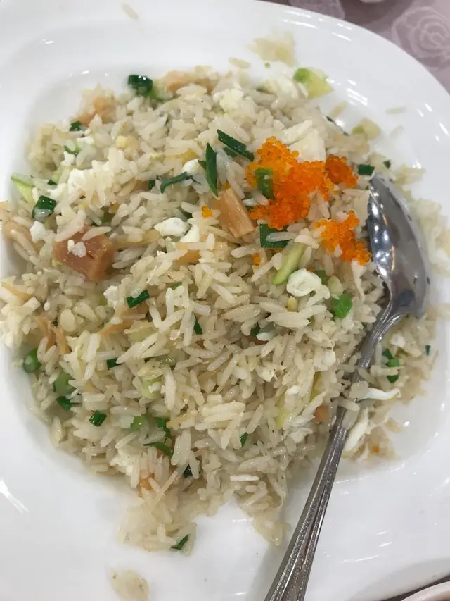 瑤柱蛋白蟹籽炒飯