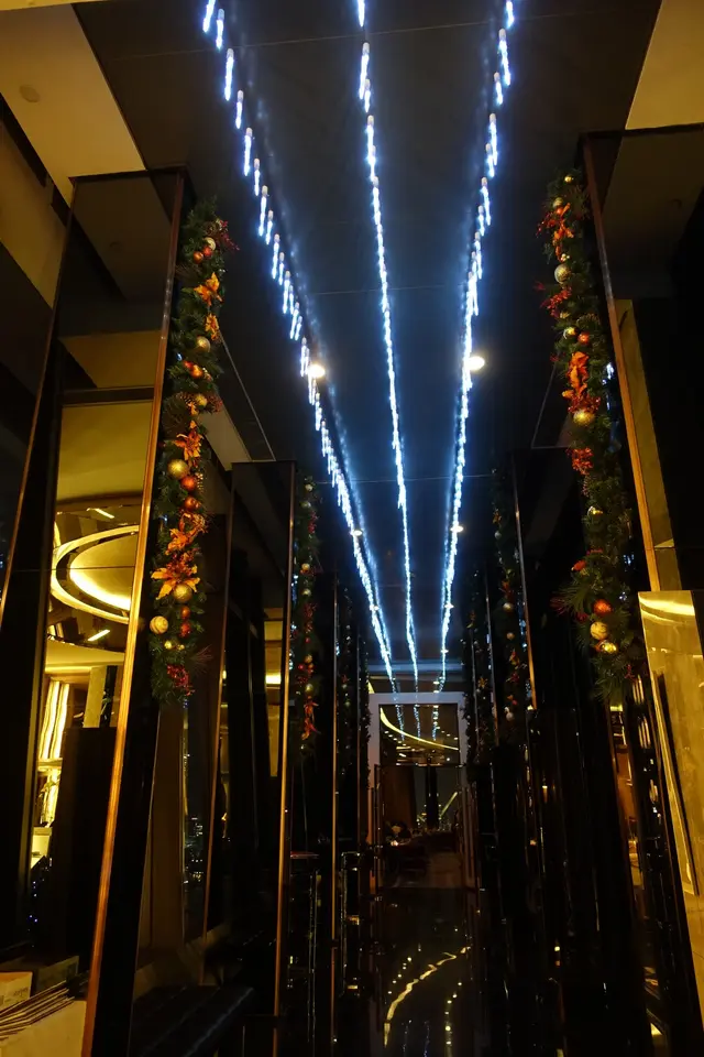 踏進餐廳，穿過滿佈聖誕裝飾的長走廊