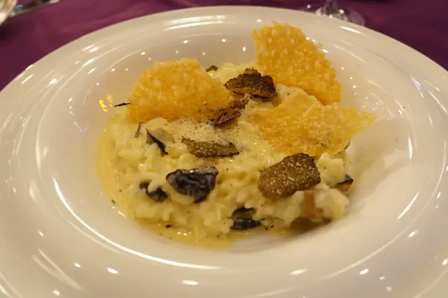 蘑菇及黑松露同是菌類，作為配料與濃雞汁的混和之下，整體味道清宜！