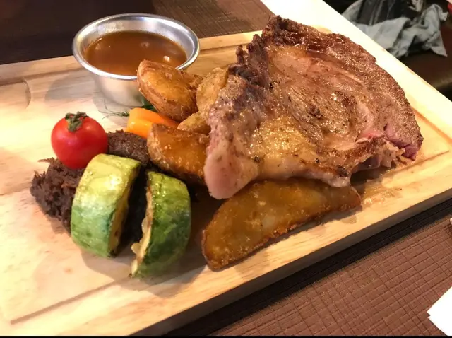 慢烤帶骨肉眼牛扒配牛骨髓汁