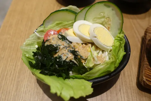 新鮮爽脆的沙律菜，配上日式芝麻醬，既開胃又充滿和風口味！