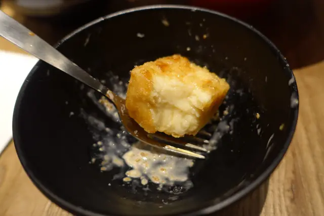 金黃色的外層，入口外層微脆內裡嫩滑！