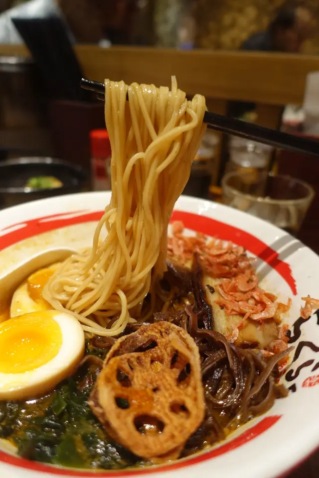 拉麵吸收湯底精華，有咬口之餘又夠入味！