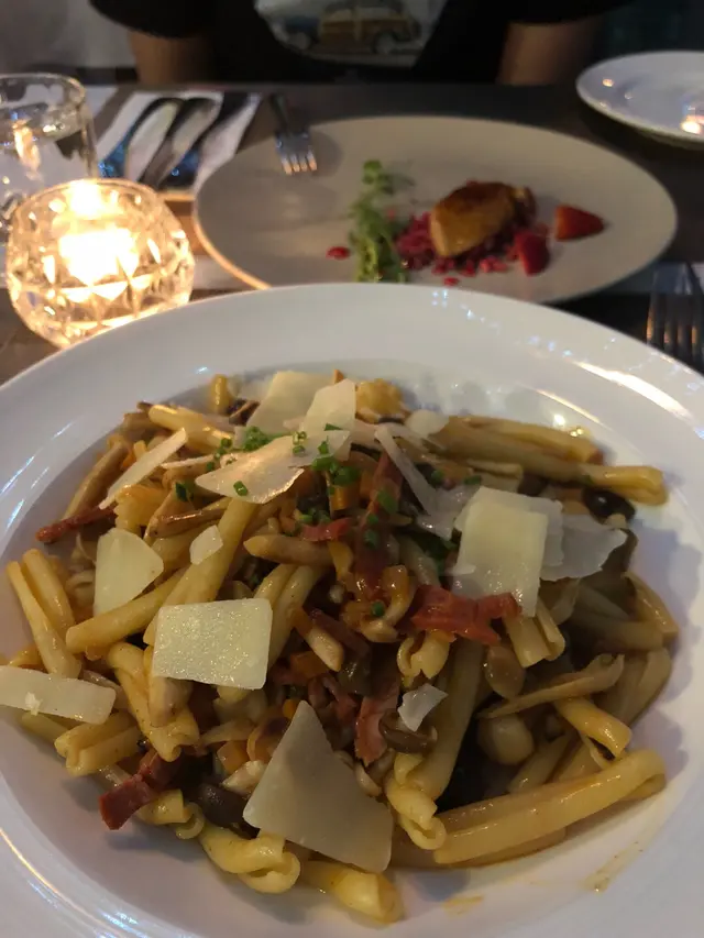 意大利粉伴野菌辣肉腸巴馬臣芝士