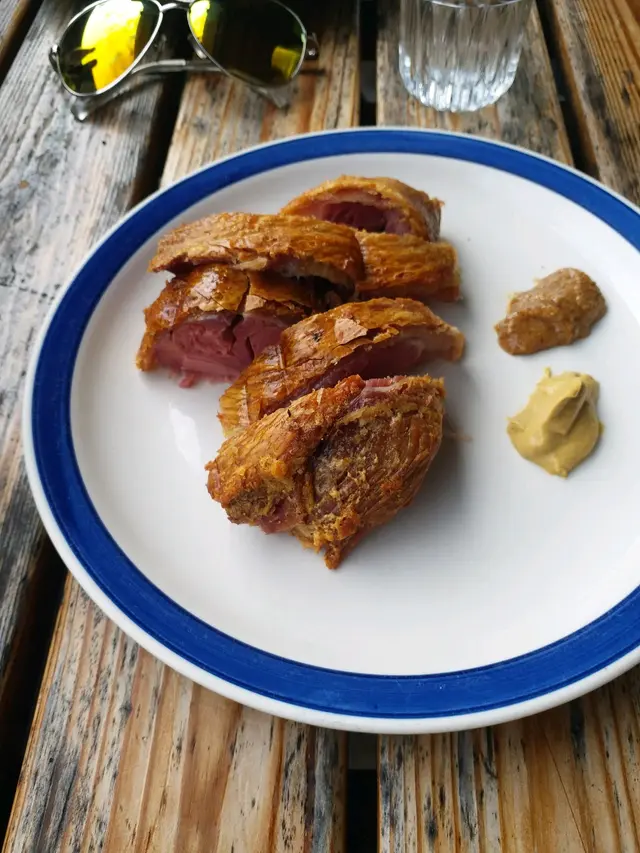 皮脆肉嫩， 咬落塊皮好似食緊薯片， 感覺好正