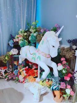 花海一樣。加上獨角獸🦄️很特別很可愛，難得香港小小自家cafe有咁大隻size大到好似可以坐咁！太有誠意地佈置！太可愛！  