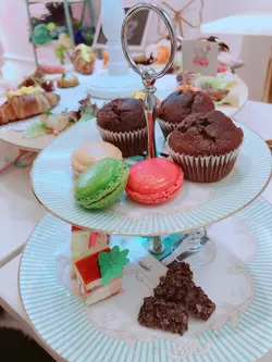 Macaron好脆！有紅莓味、開心果味、vanilla  味，好好味！還有朱古力脆脆供試食，朱古力流心蛋糕好好味！還有果味既慕絲杯❤️好可愛的小杯加埋可愛的蝴蝶🦋spoon原來咁用