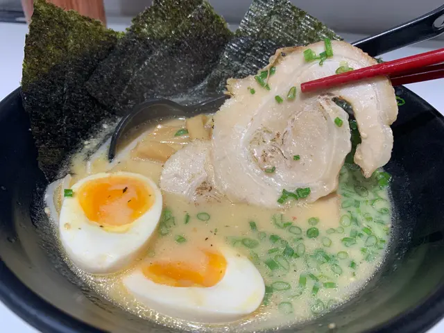 好友都揀左好豐富既特size,
有海苔三片、荀絲、芽菜、葱、半熟玉子一隻同叉燒三片。
豬骨湯底加入味噌調味,香滑醇厚不會過稠,
幼身拉麵煮得剛好,軟硬度適中,煙韌爽口,
半熟玉子呈溏心狀態,三大片叉燒口感軟稔,肥瘦適中!