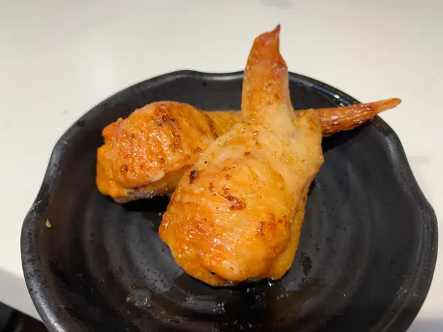 脹卜卜的賣相相當吸引，
明太子雞翼外皮甜脆，
咬一口，帶少許辛辣，啖啖肉非常滋味！
