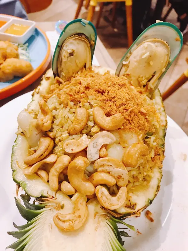 泰式原隻菠蘿海鮮炒飯