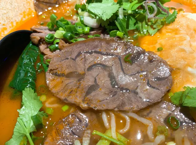 不太吃辣的我點了蕃茄牛肉面，
湯底濃厚而不油膩，酸酸甜甜非常開胃，
綿綿的麵條軟硬適中，非常彈牙，
口感極好，掛湯一流。
煮得軟而不爛的牛肉肉質嫩滑，
整碗都散發著濃郁牛肉香氣，
光看賣相已經令人垂涎三尺！
