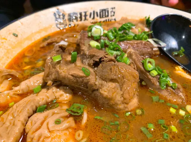 選了BB辣及BB麻,湯底香而帶微微麻辣,
非常香濃,香氣撲鼻,麻辣得很有層次。
麵條幼細夠彈牙,掛湯能力佳,盡是吸收湯底精華,
大排煮得軟腍又入味,肥瘦適中,口感十分好。