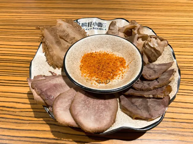 滷水拼盤有牛舌、牛𦟌、牛肚、豬耳，
滷得入味又軟稔，薄薄一片帶點鹹，
口感厚實充滿牛味，沾辣粉吃更加惹味！
