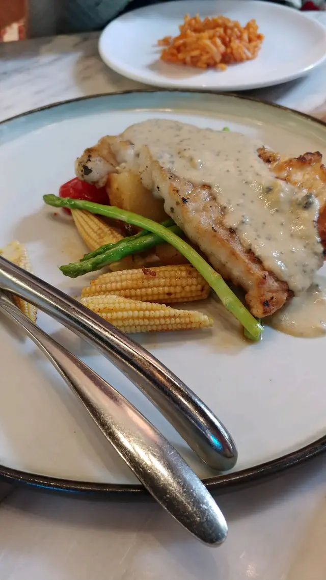 香草汁鱸魚柳拼薯菜沙律