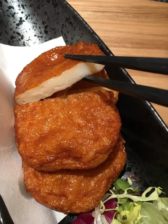 魚餅Q彈但偏油,如果有醬汁可點就更好。