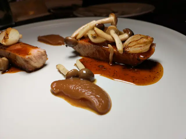 扒西班牙黑毛豬柳配時令野菌及洋蔥忌廉