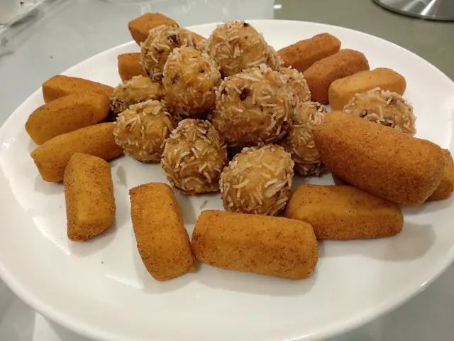 生炸百花蛇丸伴金磚豆腐