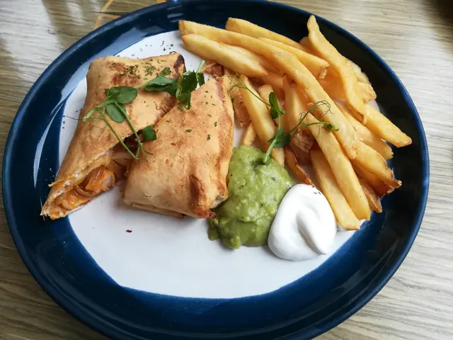 墨西哥雞肉卷配牛油果醬，酸忌廉配薯條