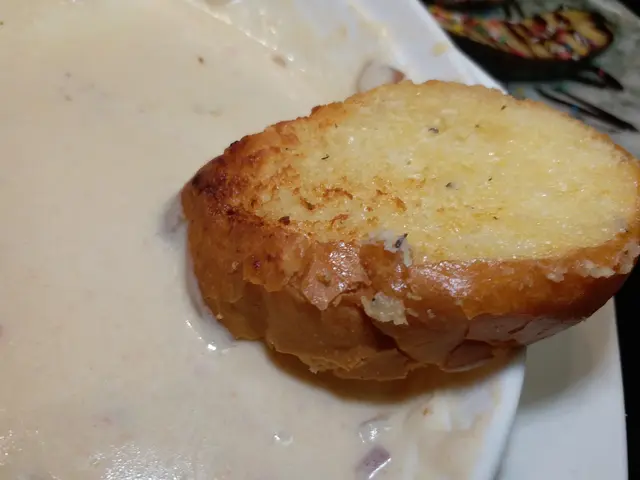 白酒忌廉煮藍青口&特色蒜蓉包