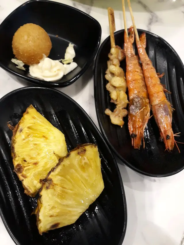 榴槤炸彈,海蝦雞,軟骨串,燒菠蘿