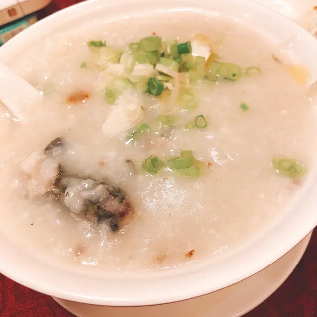 這個到枱其實有點驚喜，粥底棉滑，似足老牌粥鋪出品，配有兩條泥鰍，粥底有魚味，份量其實同粥鋪賣的分別不大。