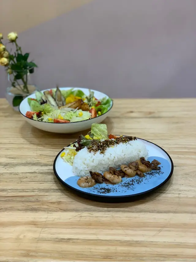 茉莉綠茶炒大蝦蜆肉飯配藍忌廉汁