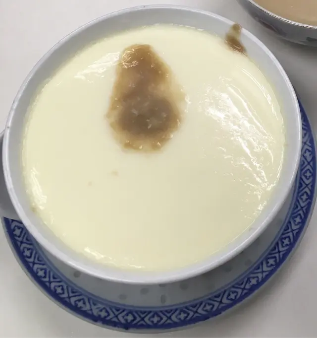 燉鮮奶就食得多,燉鮮奶裏面有合桃糊/芝麻糊係好少見,師傅用方法將合桃糊/芝麻糊注入燉鮮奶當中,讓食客可以同時有雙重享受。燉鮮奶夠滑嫩,甜度適中,奶味香濃,令人想一啖接一啖!至於合桃糊同芝麻糊,合桃同芝麻磨得非常幼細,口感柔滑,果仁味香,feel 到係真材實料,唔似得某些店舖用澱粉濫充其數嘅劣質甜品。燉鮮奶本身已經好好食,可以根據個人喜好選擇合桃糊或者芝麻糊。