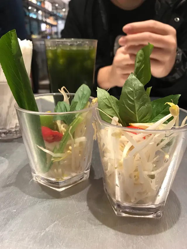 配料加入湯河中