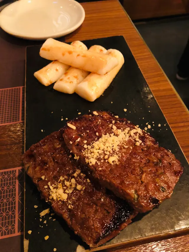 烤手工製牛肉餅伴年糕配蜜糖醬油汁